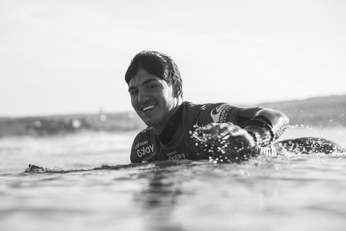 Campeão de surfe australiano é internado em Bali e pede doação de sangue, surfe